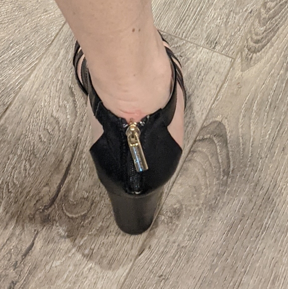 Women's size 9 Bandolino heels - Picture 6 of 10